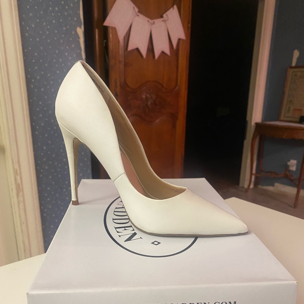 ‘Daisy’ white leather pumps
